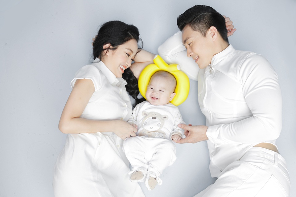 Tuy chỉ mới 5 tháng tuổi nhưng bé Bắp luôn rạng rỡ và vui vẻ khi cùng chụp ảnh với cha mẹ.