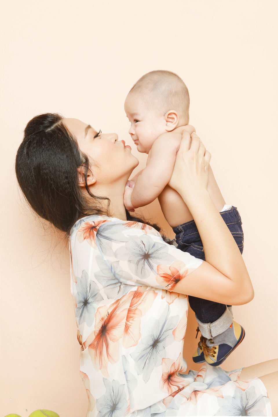 Cũng như các bà mẹ của showbiz, Hồng Phượng lấy lại vóc dáng khá nhanh. Cô giành được nhiều lời khen từ phía công chúng khi xuất hiện với thân hình như thiếu nữ.