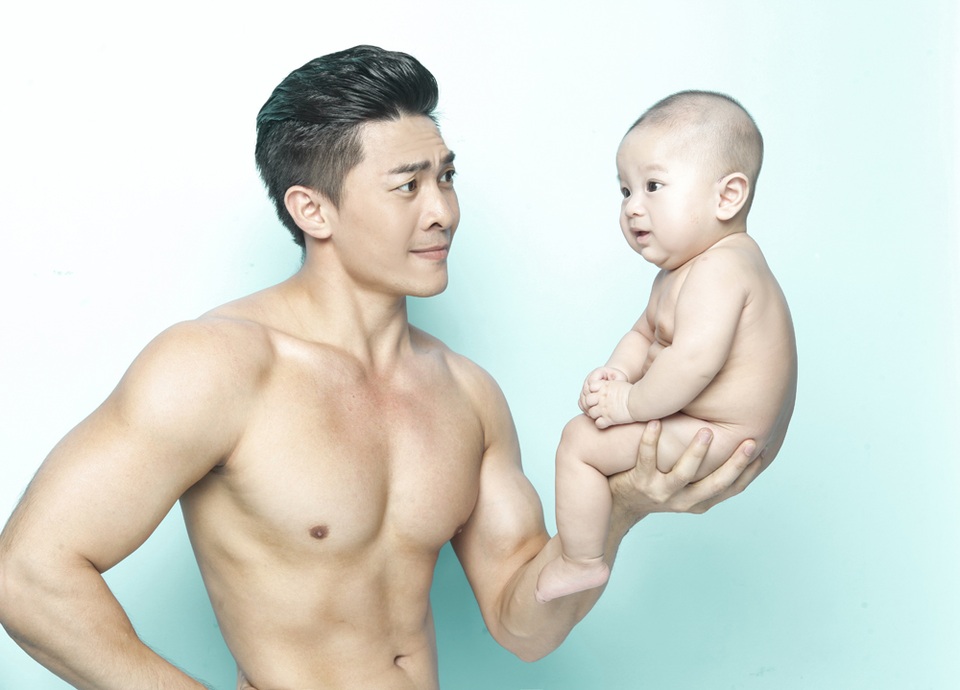 Quốc Cơ cũng nhân cơ hội này “khoe” cơ trước con trai, anh sở hữu vóc dáng cao ráo cùng thân hình cơ bắp săn chắc không khác gì người mẫu ảnh.