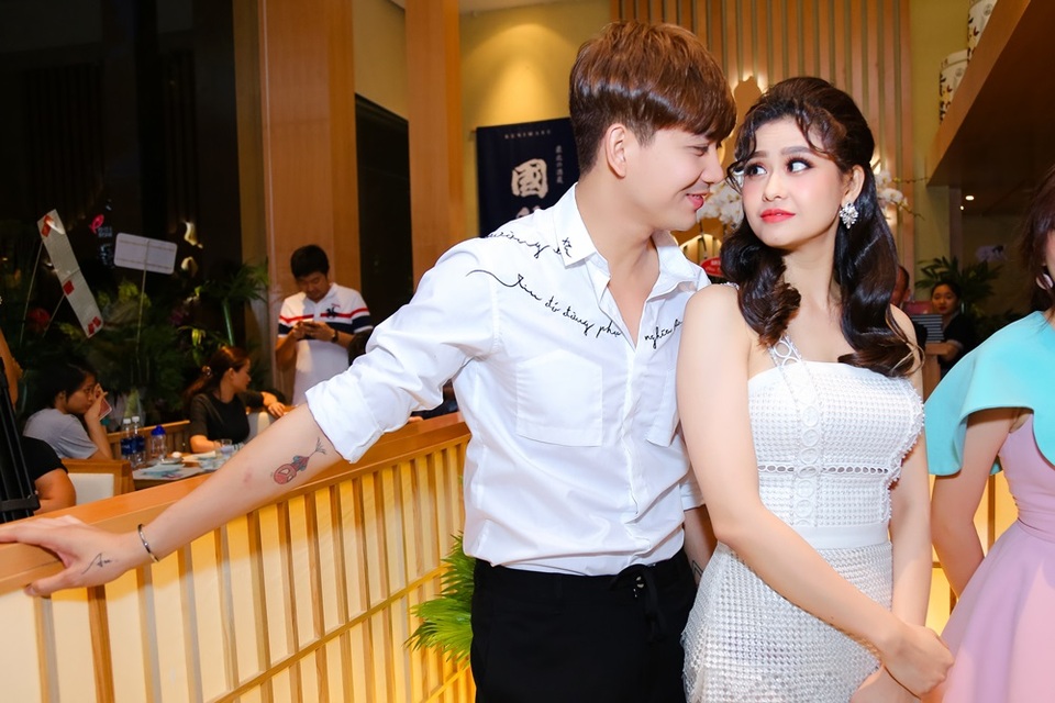 Sao Việt lắm "chiêu trò" cùng chuyện đời tư "thật giả lẫn lộn" - 5 Cả hai luôn “chứng minh” không có chuyện ly hôn khi chăm sóc nhau trước ống kính truyền thông.