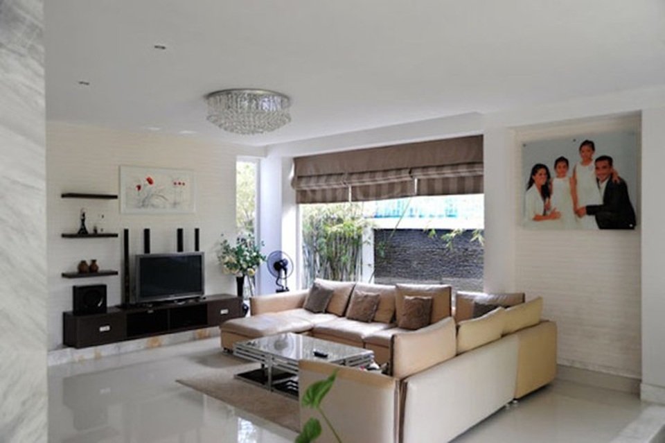 Điểm danh những sao Việt sở hữu biệt thự triệu đô (Phần 1) - 15 Bà xã của Quyền Linh cho biết, cô rất thích trang trí nhà theo phong cách châu Âu từ nội thất cho đến chất liệu, do vậy bên cạnh sự quan tâm đến xu hướng tự nhiên, cô cũng chú ý đến cách bài trí ánh sáng.