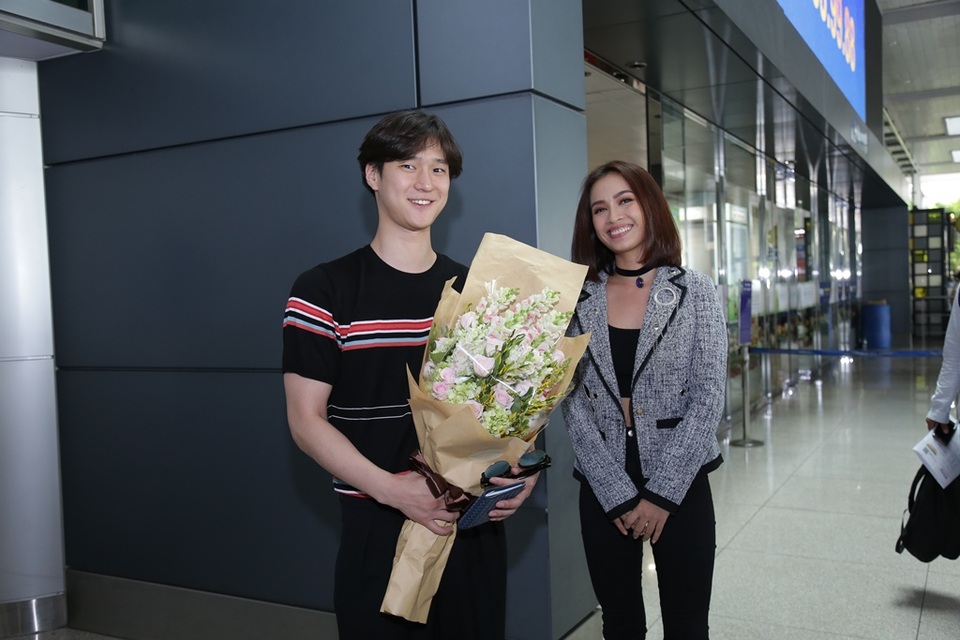 Go Kyung Pyo ấn tượng với Việt Nam vì thời tiết quá nóng - 1 Nam diễn viên xuất hiện trẻ trung, rạng rỡ tại sân bay Tân Sơn Nhất trong buổi sáng cùng ngày.