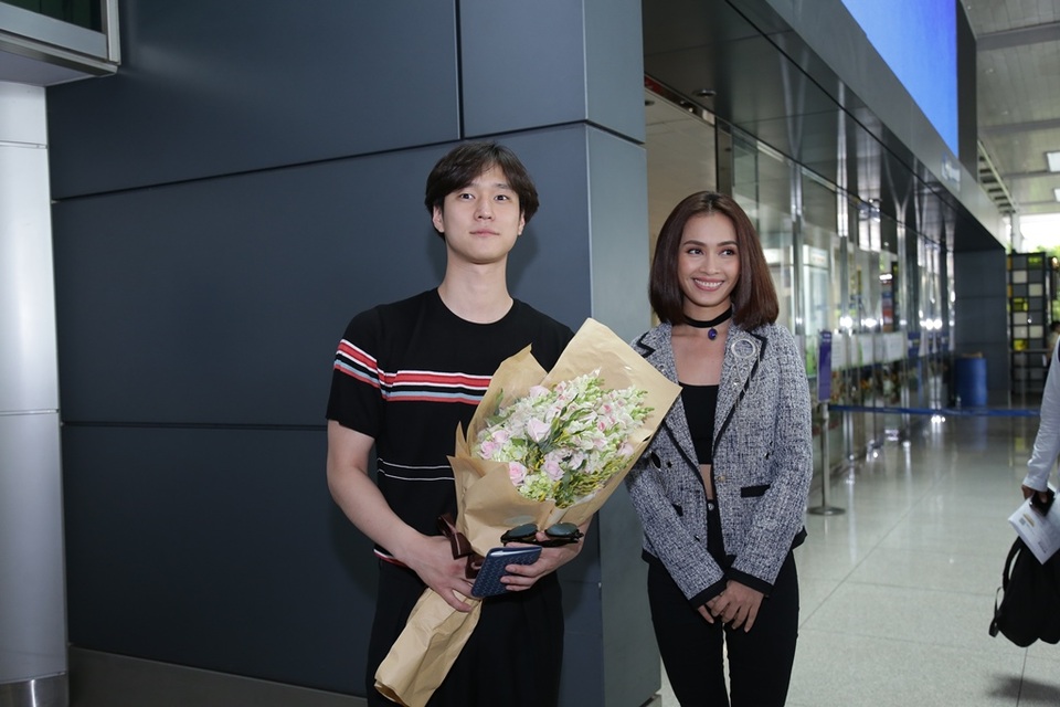 Go Kyung Pyo ấn tượng với Việt Nam vì thời tiết quá nóng - 2 Nam diễn viên Go Kyng Pyo được nữ ca sĩ Ái Phương đón và “tháp tùng” khi anh vừa tới sân bay.