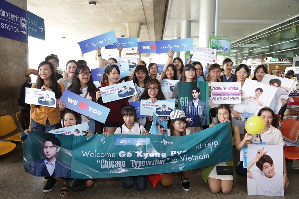 Go Kyung Pyo ấn tượng với Việt Nam vì thời tiết quá nóng - 3 Khá đông fan hâm mộ đã chờ sẵn tại sân bay để chào đón nam diễn viên điển trai.