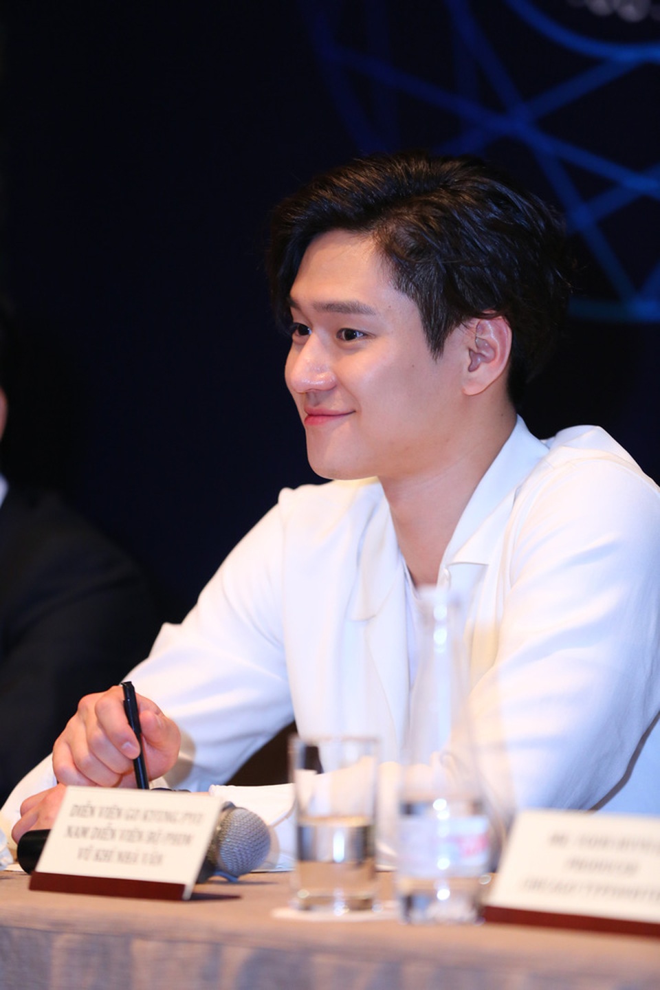 Go Kyung Pyo ấn tượng với Việt Nam vì thời tiết quá nóng - 5 Cận cảnh khuôn mặt đẹp trai của nam diễn viên “ Vũ khí nhà văn”, hiện bộ phim đang “gây bão” trên các trang mạng ở các quốc gia Châu Á khi đến Việt Nam.