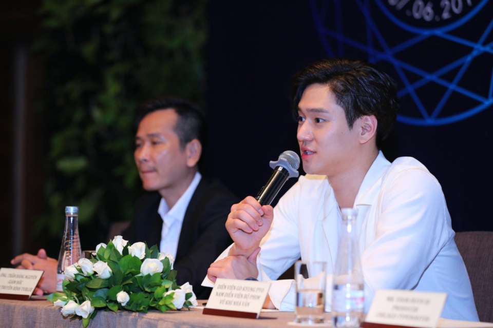 Go Kyung Pyo ấn tượng với Việt Nam vì thời tiết quá nóng - 7 Nam diễn viên đã thốt lên khi được hỏi ấn tượng đầu khi tới Việt Nam là ở đây quá nóng.