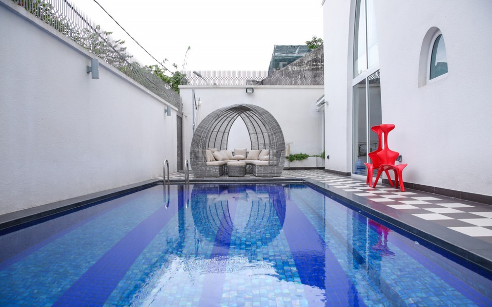 Điểm danh những sao Việt sở hữu biệt thự triệu đô (Phần 2) - 11 Giáng My chọn gam màu chủ đạo của biệt thự là màu trắng, từ không gian trong nhà cho đến các khoảng không gian ngoài trời.