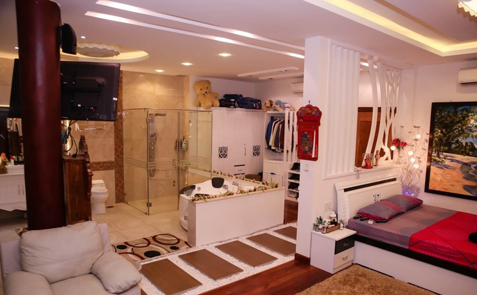 Điểm danh những sao Việt sở hữu biệt thự triệu đô (Phần 2) - 15 Phòng ngủ của Lý Hùng khiến nhiều người choáng ngợp bởi diện tích căn phòng lên tới 100m2 và được chia làm 2 phần, một phần anh thiết kế sàn gỗ cho giường ngủ, phần còn lại dành cho các công trình phụ như bồn tắm, vệ sinh với lối đi vào rãi sỏi trắng cùng nền gạch men.