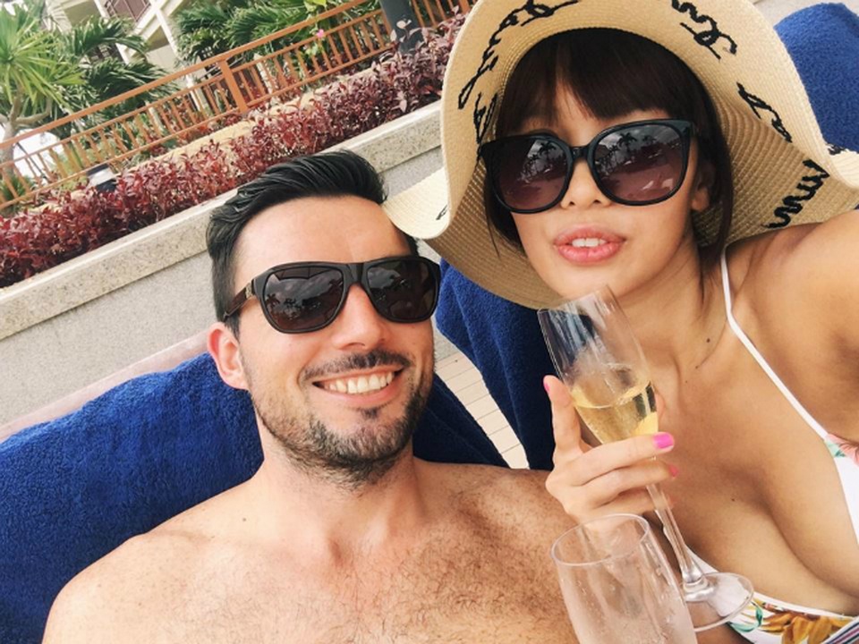 Hà Anh cùng chồng Tây tình tứ, thư giãn ngày cuối tuần bên nhau tại một resort sang trọng ở Đà Nẵng.