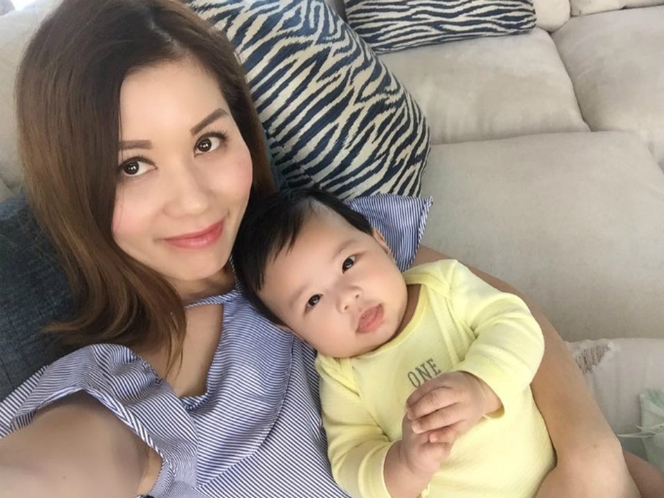 Con trai nam ca sĩ Đan Trường ngày càng bụ bẫm, đáng yêu, cậu bé vui vẻ tạo dáng khi chụp hình cùng mẹ.