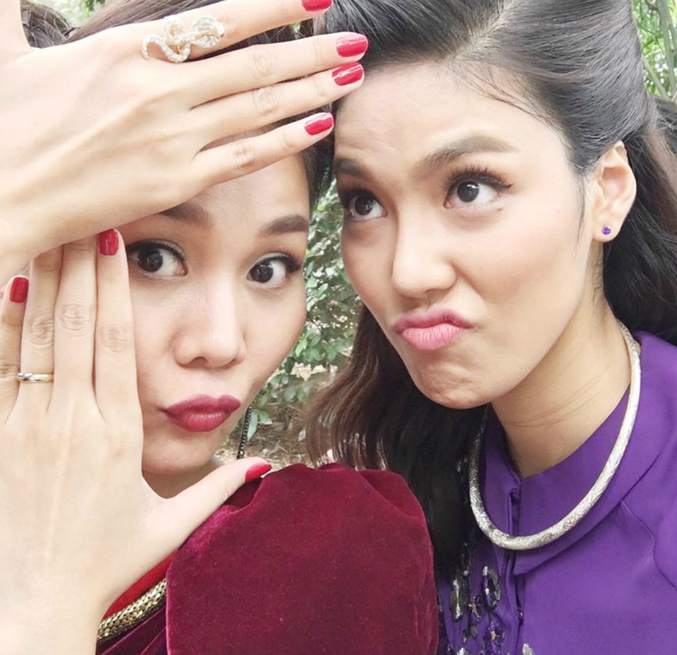 Thanh Hằng cùng HLV The Face Lan Khuê tạo dáng “khó đỡ” trong phim trường.