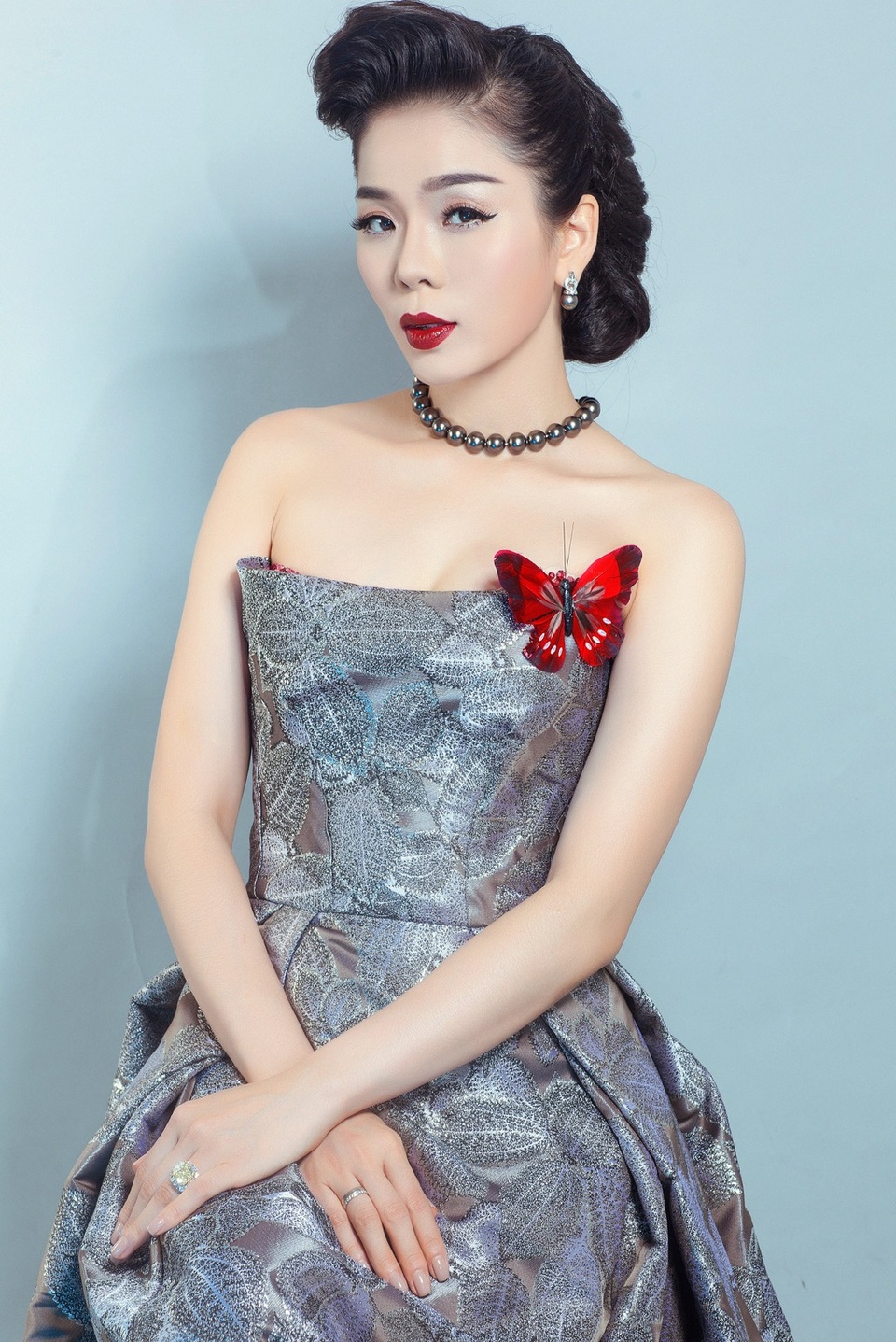 Những “mẹ kế” sống hạnh phúc bên con chồng của showbiz Việt - 15
Cô cũng chia sẻ quan niệm không đứa trẻ nào sống ở đâu tốt bằng ở bên mẹ nên dù luôn mong mỏi được nuôi con riêng của chồng nhưng cô đã chấp nhận để cậu bé sang Mỹ sống cùng mẹ ruột.