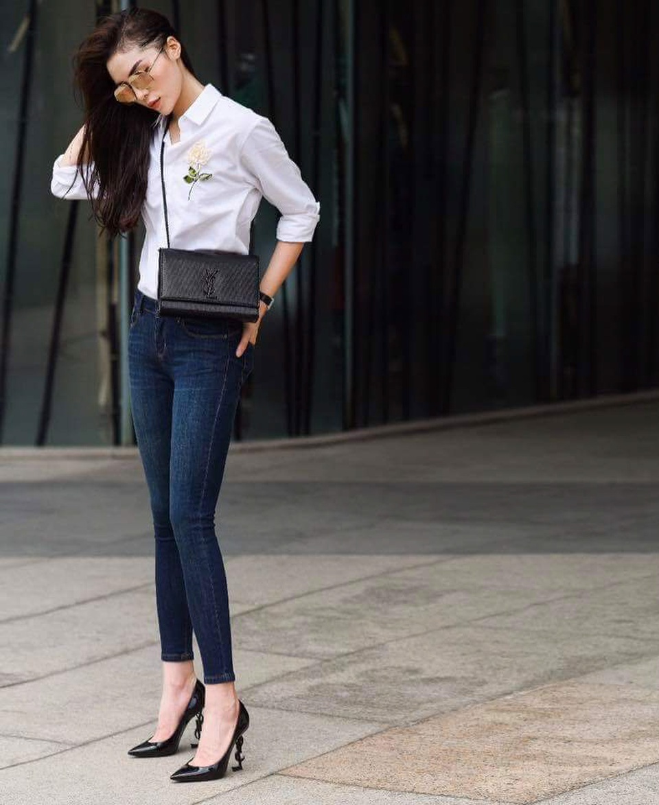 Kỳ Duyên, Minh Tú mặc đẹp nhất tuần; Trương Quỳnh Anh lọt top sao mặc xấu - 2
Kỳ Duyên khoe streetstyle cực chất với công thức chưa bao giờ lỗi mốt: Áo sơ mi trắng, jeans ôm sát và giày gót nhọn. Không chỉ vậy, người đẹp tinh tế tạo thêm điểm nhấn ở gót giày vô cùng lạ mắt.
