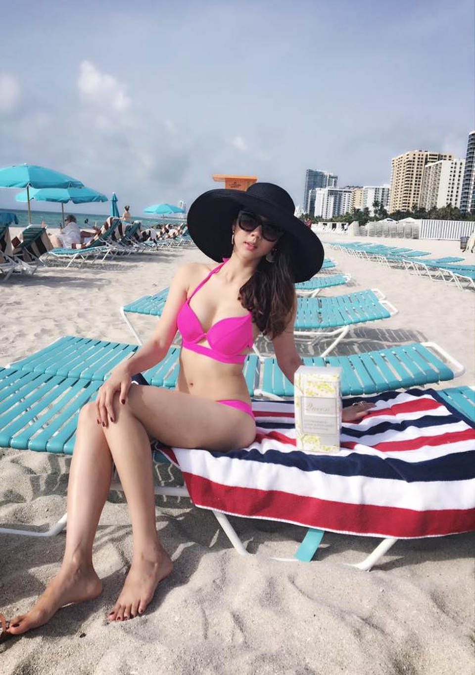 “Gái một con” Ngọc Quyên “trông mòn con mắt” với bikini gợi cảm - 5
Sinh con vào tháng 1/2016 thế nhưng chỉ vài tháng sau sinh cô bất ngờ tái xuất khoe hình ảnh gợi cảm, thon thả. Chân dài 8X kể từ khi lên xe hoa đã nói lời giã từ với sàn diễn, tập trung thời gian cho gia đình và phát triển kinh doanh.