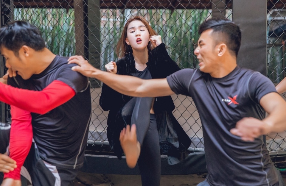 Sau một tháng tập luyện khổ cực, thành quả là đến hơn 90% cảnh hành động đều do Ngọc Trinh tự thân thực hiện.