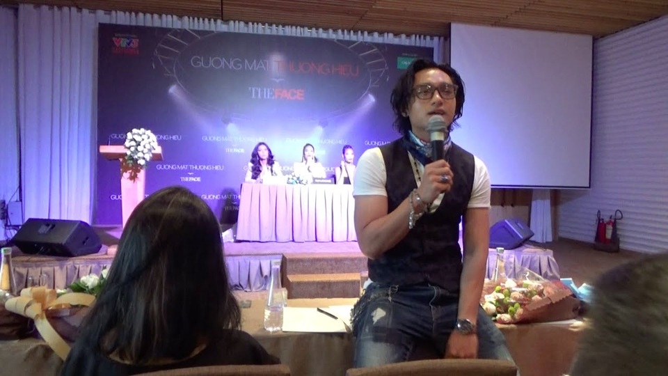 Hữu Vi ngồi hẳn lên bàn để trả lời phỏng vấn, đối diện là HLV The Face Thái Lan - Lukkade và rất nhiều nhà báo, phóng viên khác. Hành động này của Hữu Vi bị chỉ trích thậm tệ, được cho là vô duyên hết phần người khác.