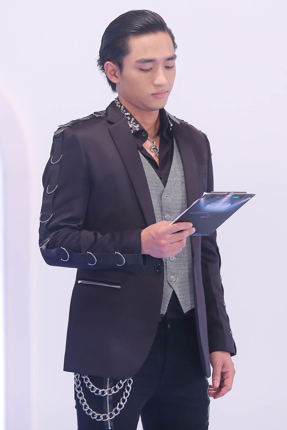 Nếu trong tập 1 xuất hiện cùng 3 vị HLV và nói những câu vô thưởng vô phạt, hoặc giới thiệu tên thí sinh và thi thoảng “đế thêm” vào sau khi các HLV tranh cãi chán chê, sang tập 2 vừa rồi, anh “được” phát biểu nhiều hơn.