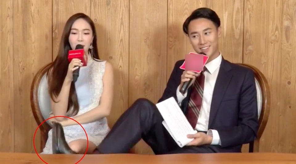 Hay hành động đưa chân lên trước mặt khách mời “kém duyên” của anh trong buổi phỏng vấn.