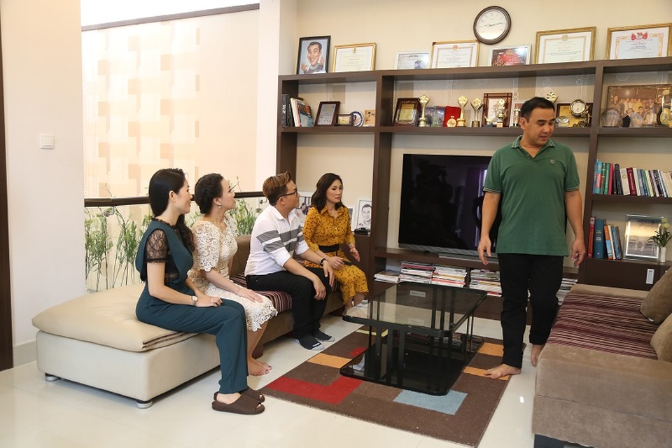 Chồng bận... chạy show, vợ Quyền Linh khóc tủi thân vì “một mình vượt cạn” - 2 Quyền Linh tự hào khoe: “Tôi “nông dân” lắm, mọi thiết kế và vun vén trong nhà đều do Dạ Thảo đảm nhận mới được như thế.” Anh vui vẻ khoe góc nghệ thuật, lưu giữ những kỷ niệm trong suốt 20 năm làm nghề của mình.