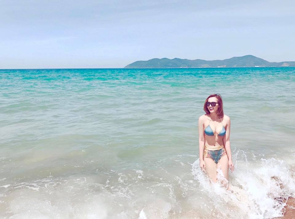 Lã Thanh Huyền khoe trọn vòng 1 “đẫy đà” trong trang phục bikini "hút mắt" - 6
Cô bất ngờ kết hôn với bạn trai lớn hơn mình 12 tuổi, khi đang ở thời đỉnh cao của sự nghiệp. Sau khi lập gia đình, nữ diễn viên không còn tham gia nhiều vào showbiz vì muốn tập trung, chăm sóc vào gia đình nhỏ của mình.