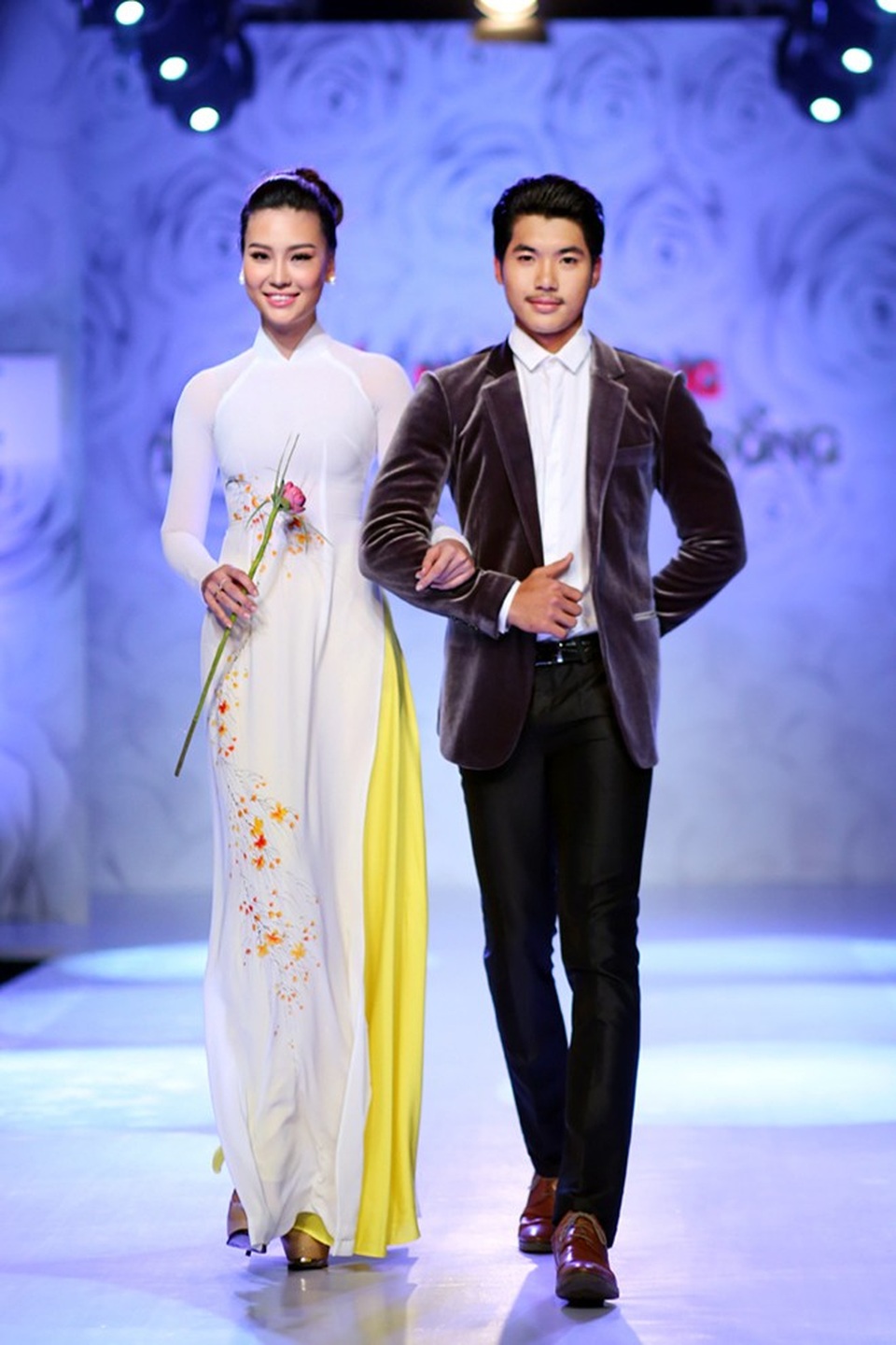 Chưa đầy hai tháng, 4 cặp đôi nổi tiếng showbiz chia tay - 4 Lời cầu hôn ngọt ngào của bạn trai kém tuổi vào tháng 1/2017 cũng không thể “cứu vãn” được mối tình 3 năm của cả hai khi có “quá nhiều” người thứ 3 xen vào.
