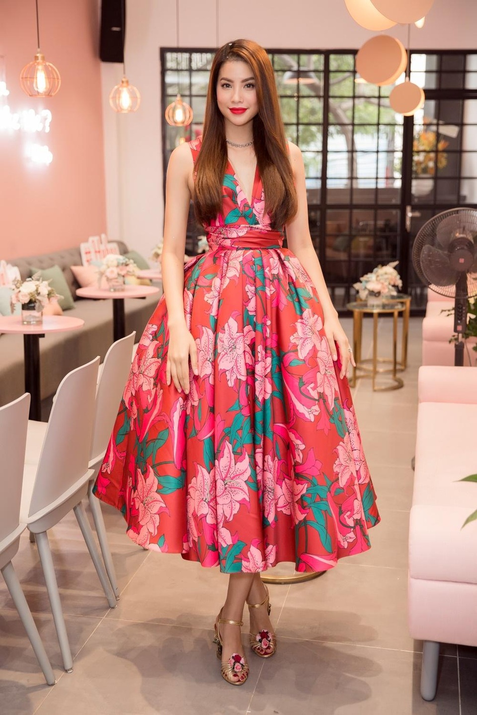 Minh Tú, Phạm Hương mặc đẹp nhất tuần; Min lọt top sao mặc xấu - 3 Phạm Hương đẹp mặn mà trong buổi ra mắt thương hiệu trà sữa đầu tay. Người đẹp kết hợp đầm hoa màu hồng cam với giày cao gót ánh kim nhẹ nhàng, lãng mạn.