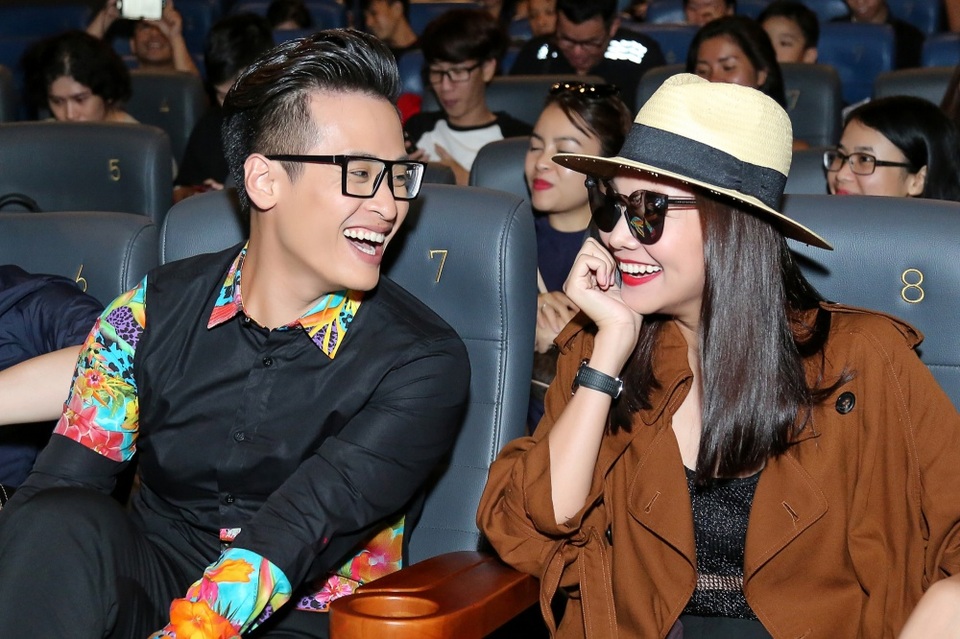 Hà Anh Tuấn: “Tôi hôn Thanh Hằng không thấy chán” - 4 Chân dài Thanh Hằng trước đó đã báo trước rằng cô bị bệnh nên không tham gia được, nhưng sau đó cô đã xuất hiện để chung vui cùng với Hà Anh Tuấn. Cả hai dành cho nhau ánh mắt tình cảm rất thân thiết.