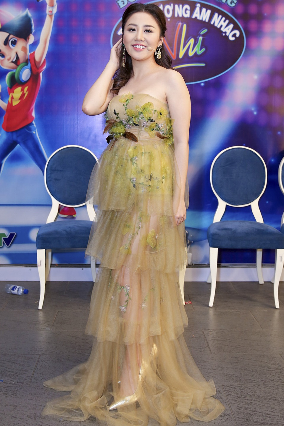 Bảo Anh, Minh Tú mặc đẹp nhất tuần; Đông Nhi lọt top sao mặc xấu - 6 Văn Mai Hương khiến khán giả “phát hoảng” vì cân nặng lên xuống thất thường. Trong đêm chung kết Vietnam Idol Kid, nữ ca sĩ chọn đầm voan nhiều lớp hết sức nặng nề. Phần cúp ngực hay nhấn eo cũng khá chật chội, bí bách.