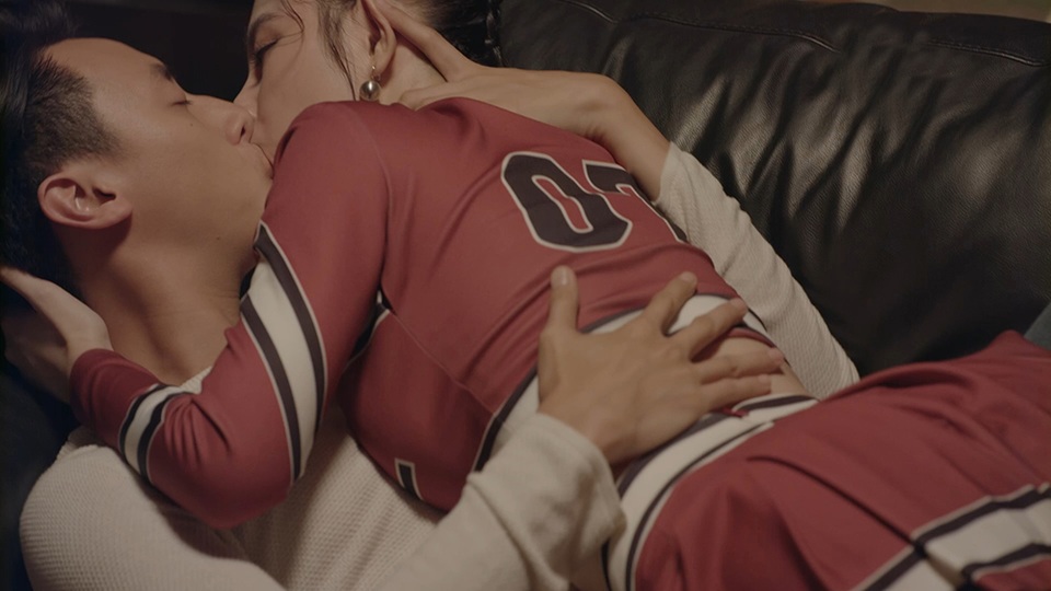 Angela Phương Trinh gây sốc khi khóa môi “nồng nhiệt” Rocker Nguyễn - 3 Hai nhân vật nổi tiếng nhất trường đã có màn “thân mật” gây choáng.