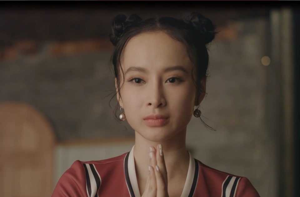 Angela Phương Trinh gây sốc khi khóa môi “nồng nhiệt” Rocker Nguyễn - 4 Tình huống bất ngờ là cả hai đang say đắm ôm ấp và hôn nhau thì Hạ Quyên đã dừng “cuộc vui” bằng một lý do hết sức “thiêng liêng” – “đến giờ cầu nguyện rồi, anh hãy cầu nguyện cùng em nhé” còn chàng thì chỉ biết lắc đầu hụt hẫng.