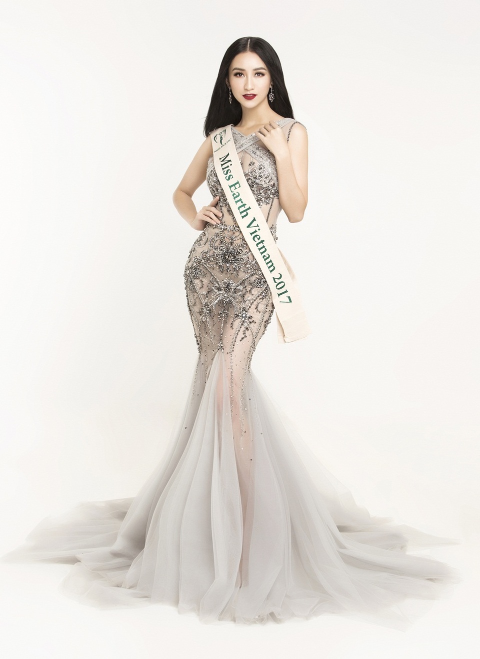 Hà Thu đại diện Việt Nam dự thi hoa hậu Trái Đất 2017 - 7 Việt Nam cũng nhiều lần cử đại diện tham gia cuộc thi này, trong đó thành tích tốt nhất là năm 2016, người đẹp Nam Em xuất sắc ghi tên mình vào Top 8 cùng danh hiệu quan trọng Người đẹp Ảnh của cuộc thi.