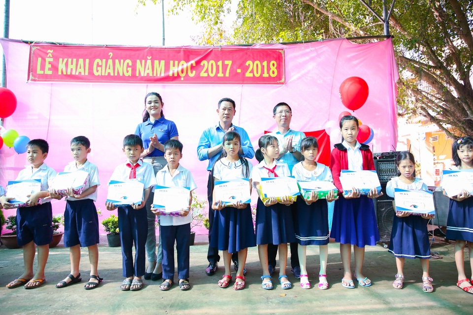 Sơn Dura cùng Á hậu Sơn Thị Du Ra trao học bổng cho trẻ em nghèo hiếu học - 2
Ông Dương Công Thức – GĐKV miền Tây sơn Dura và ông Võ Thành An – GĐ nhà phân phối Sơn Dura An Thông trao học bổng cho các em thiếu nhi Trường Tiểu Học Thị Trấn Càng Long A – Trà Vinh