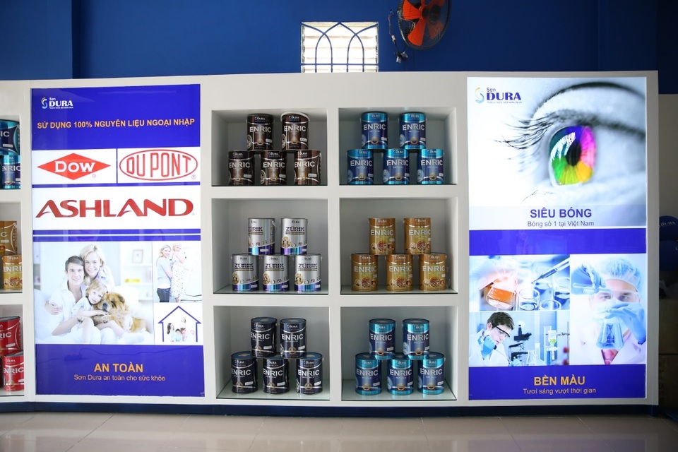 Sơn Dura cùng Á hậu Sơn Thị Du Ra trao học bổng cho trẻ em nghèo hiếu học - 3 Hình ảnh bên trong Showroom Dura Flagship