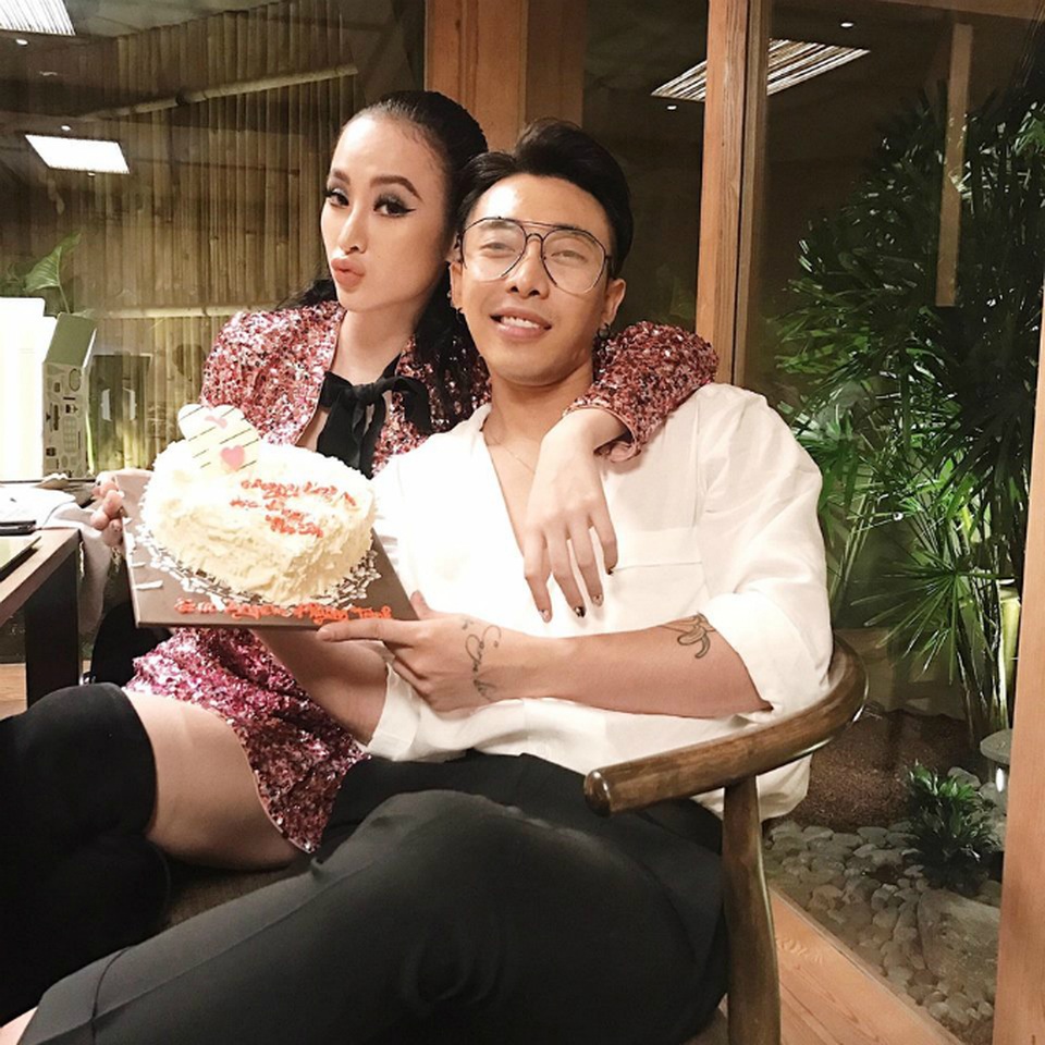 Hoài Linh “than thở” bị đối xử tệ bạc; Bảo Thanh Xuân Bắc “tưng bừng” ăn mừng - 4 Sau nghi án “bơm môi” Angela Phương Trinh vẫn xuất hiện đều đặn, mới đây cô đăng ảnh chúc mừng sinh nhật bạn thân kèm lời chúc: Ngày 9/9 chắc hẳn là một ngày đẹp và đặc biệt. Ngày hôm đó là sinh nhật của người anh mà Trinh vô cùng quý mến, người giúp Trinh mọi mặt. Giữa những ngày bận rộn thế này anh em vẫn ngồi cùng nhau được chúc mừng nhau là em vui rất nhiều rồi, chúc anh sinh nhật thật vui.