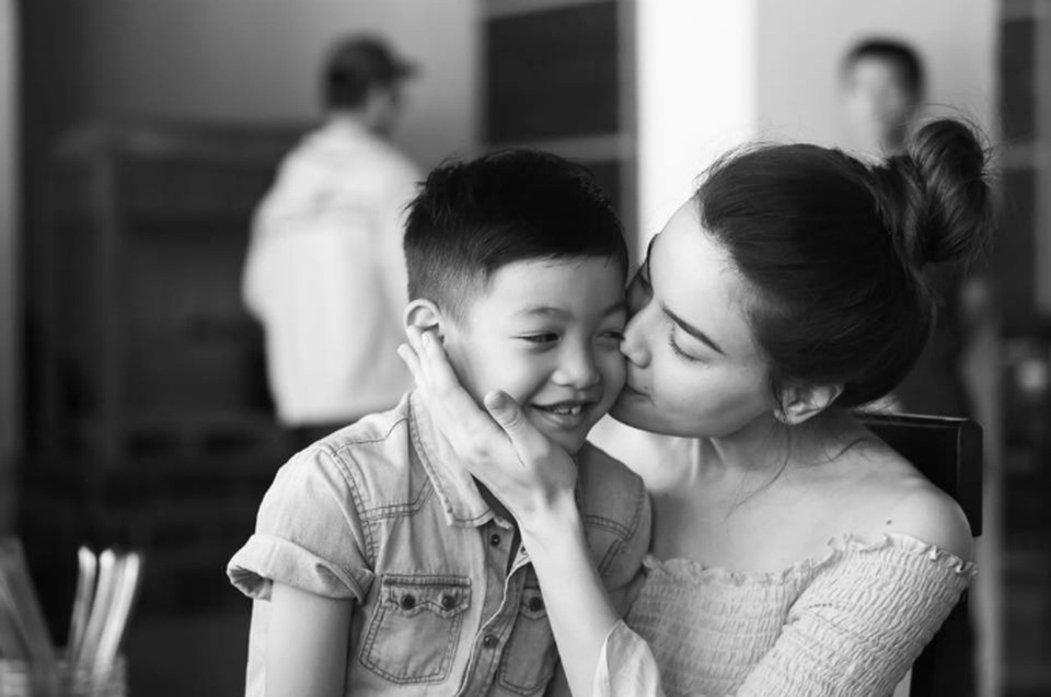 Hoài Linh “than thở” bị đối xử tệ bạc; Bảo Thanh Xuân Bắc “tưng bừng” ăn mừng - 8 Hồ Ngọc Hà bày tỏ cảm giác hạnh phúc khi chia sẻ về con trai Subeo, cô viết: Cậu ngọt ngào, biết điều, tình cảm, lanh lợi, nhanh trí, không bao giờ làm ai buồn lòng. Lúc nào mẹ cũng hôn cậu vì mẹ yêu cậu nhất.