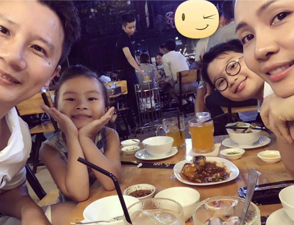 Hoài Linh “than thở” bị đối xử tệ bạc; Bảo Thanh Xuân Bắc “tưng bừng” ăn mừng - 11 Cả gia đình ca sĩ Hoàng Bách hạnh phúc bên nhau cùng ăn tối vào dịp cuối tuần.