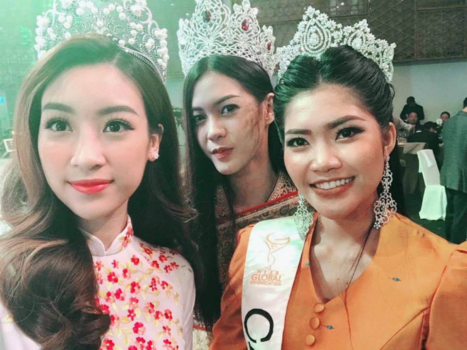 Hoài Linh “than thở” bị đối xử tệ bạc; Bảo Thanh Xuân Bắc “tưng bừng” ăn mừng - 15 Hoa hậu Mỹ Linh gặp gỡ, hội ngộ cùng các hoa hậu “láng giềng” Lào và Campuchia. Người đẹp chia sẻ trên trang cá nhân: Chị chị em em, các chị em hàng xóm tụ họp.