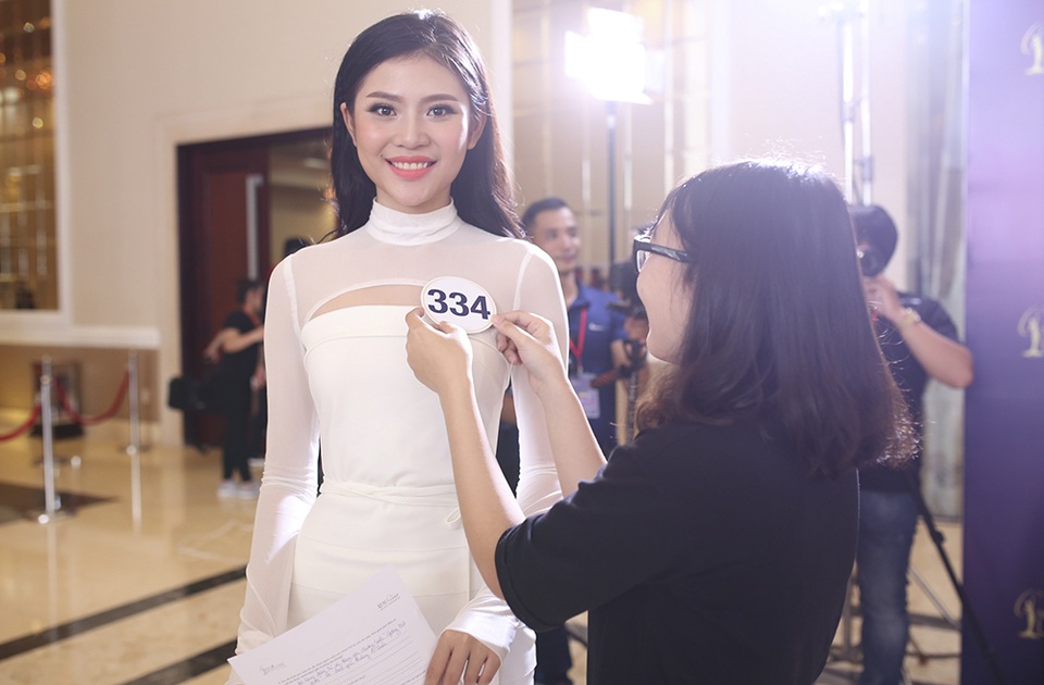 Thí sinh gây bất ngờ nhất cuộc thi Hoa hậu Hoàn vũ Việt Nam - 5 Chúng Huyền Thanh đăng ký thử sức tại Hoa hậu Hoàn Vũ khiến các khán giả bất ngờ và hi vọng cô sẽ làm nên kì tích ở cuộc thi này.
