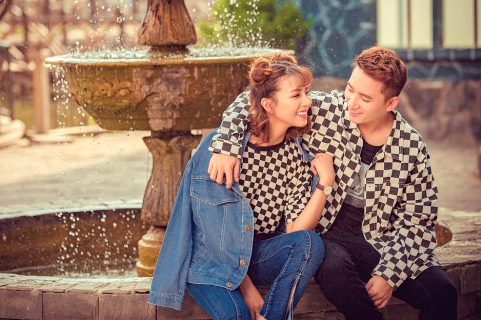 Bạn gái hotgirl của Phan Mạnh Quỳnh lần đầu tiên lộ diện - 2 “Yêu nhau nửa ngày” của Phan Mạnh Quỳnh được cho là ca khúc hiếm hoi có ca từ, thông điệp tươi vui hơn so với những sản phẩm âm nhạc trước đây của anh. Bài hát được hòa âm khá nhẹ nhàng theo phong cách acoustic để diễn tả được sự mộc mạc, thủ thỉ tâm tình của anh dành cho cô bạn gái.