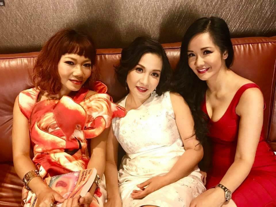 Bộ ba diva Thu Hà - Mỹ Linh - Hồng Nhung hội ngộ; Xuân Bắc tạo hình "cái bang" - 1 Ba nữ diva Trần Thu Hà - Mỹ Linh - Hồng Nhung xuất hiện xinh đẹp, hiếm hoi chụp ảnh chung tại một sự kiện. Nữ ca sĩ Mỹ Linh chia sẻ: Các chị em gặp nhau tháng 9 ở một nơi rất xa.