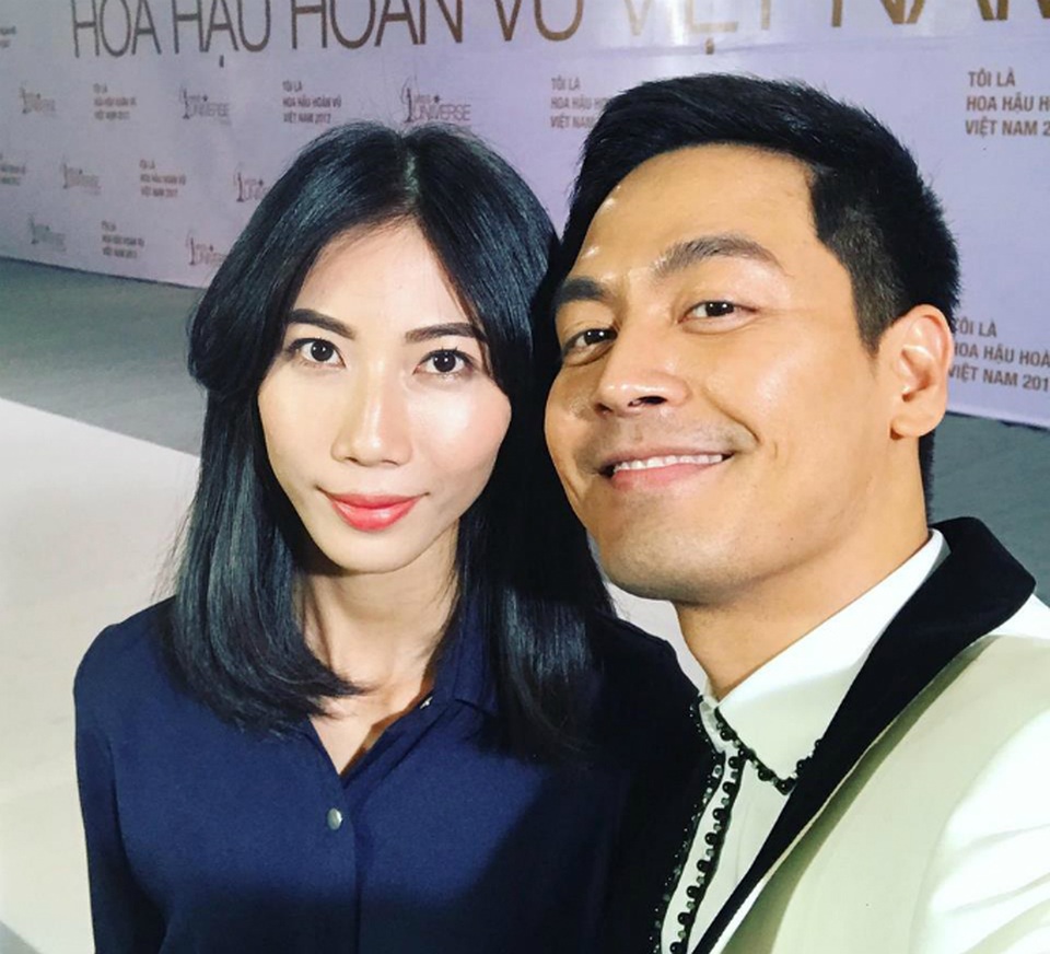 Bộ ba diva Thu Hà - Mỹ Linh - Hồng Nhung hội ngộ; Xuân Bắc tạo hình "cái bang" - 2 MC Phan Anh xuất hiện trong vai trò người dẫn chương trình Hoa hậu Hoàn vũ 2017, anh chụp ảnh cùng người mẫu Cao Ngân, cô gái từng gây “sốc” bởi thân hình siêu gầy trên sóng truyền hình. Nam MC viết: Hôm nay, gặp cô gái hot nhất Facebook những ngày qua. Mừng vì em bình an qua bão miệng đời. Take care, bé đơ.