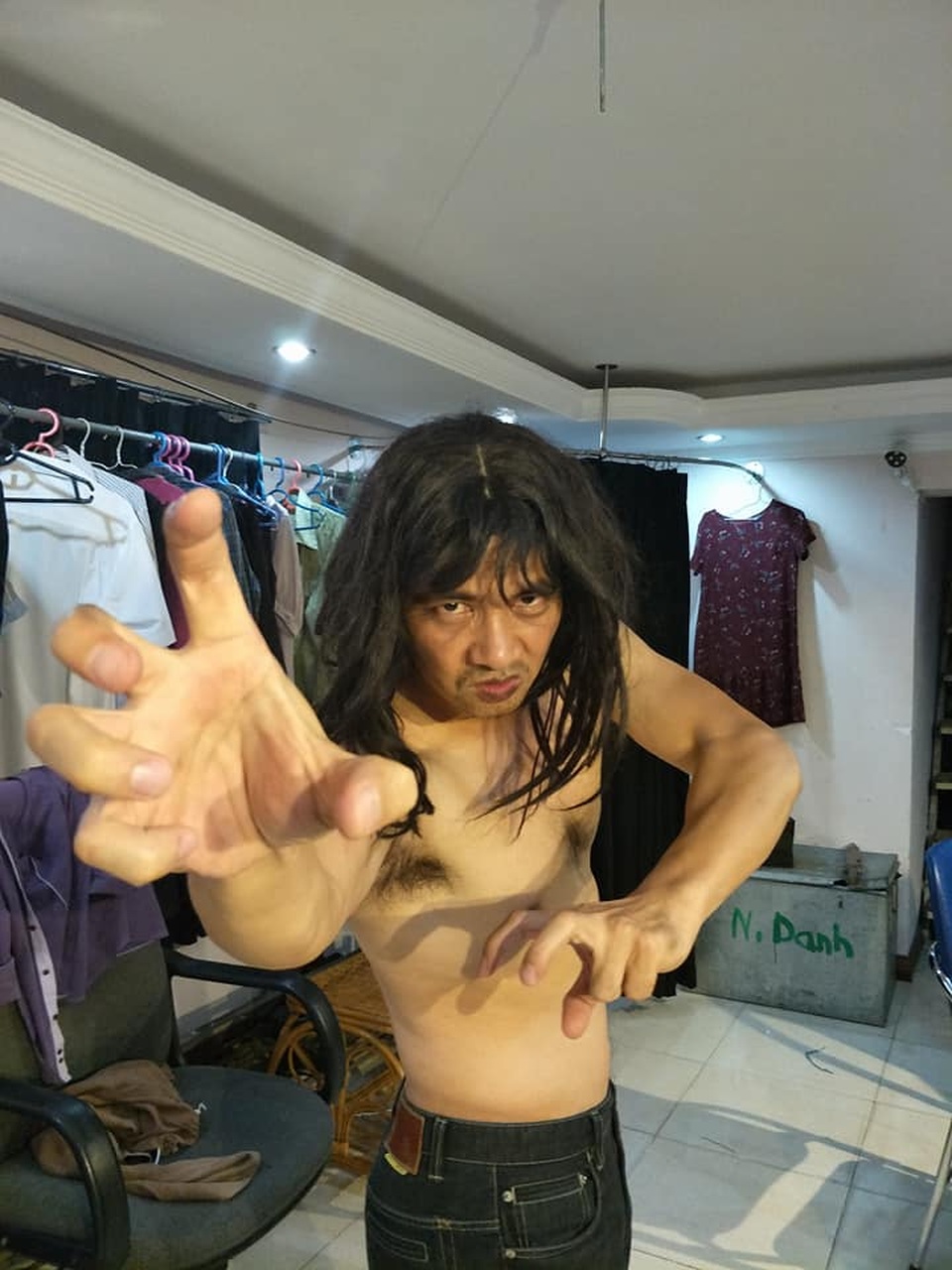 Bộ ba diva Thu Hà - Mỹ Linh - Hồng Nhung hội ngộ; Xuân Bắc tạo hình "cái bang" - 3 Với tạo hình mới đậm chất “cái bang”, nghệ sĩ hài Xuân Bắc hào hứng “đòi” chuyển sang nghề diễn viên đóng phim cổ trang. Anh chia sẻ: Có lẽ với tình hình này em chuyển hẳn sang đóng phim kiếm hiệp-cổ trang ạ! Vai đầu tiên mọi người thấy giống ai ???”