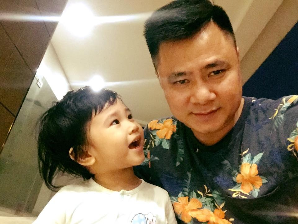 Bộ ba diva Thu Hà - Mỹ Linh - Hồng Nhung hội ngộ; Xuân Bắc tạo hình "cái bang" - 4 Nam danh hài Tự Long xúc động chia sẻ câu hỏi đầu tiên của cô con gái, anh viết: “Con hỏi bố, bố có yêu Táo không? Đó là câu hỏi đầu tiên con hỏi”.