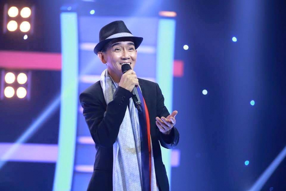Cuộc sống ồn ào nhiều biến động của dàn sao phim “Cô gái xấu xí” - 19 Khoảng năm 1996, đôi song ca Minh Thuận - Nhật Hào tách ra hát solo. Anh từng bước phát triển sự nghiệp solo của mình, phát hành nhiều album nổi tiếng như: “Trả nợ tình xa”, “Rêu phong”, “Ta chẳng còn ai”, “Mùa hạ mãi xa”, “Tình phiêu lãng”, “Người phương xa”, “Thời thơ ấu đã xa”...
