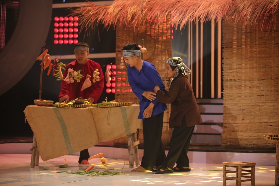 Hoài Linh “đe dọa” Xuân Bắc vì chê giọng hát địa phương khó nghe - 1 Phiên bản “tròn trịa” của danh hài Hoài Linh tái hiện sinh động ca khúc mà anh đã hát gần hai mươi năm về trước từ trang phục, khăn quấn đầu đến hoạt cảnh quầy rau củ quả trên sân khấu.
