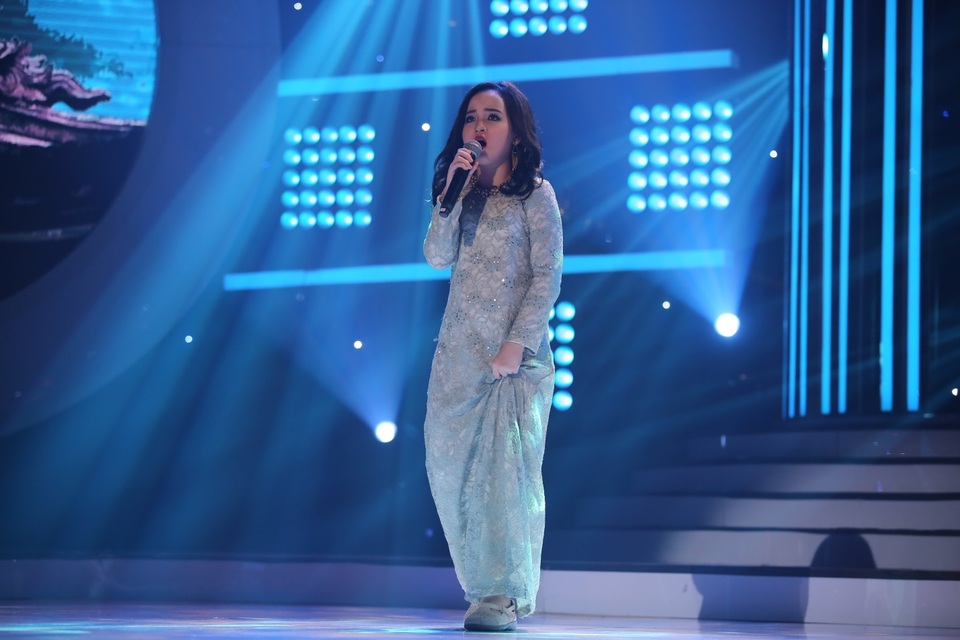 Hoài Linh “đe dọa” Xuân Bắc vì chê giọng hát địa phương khó nghe - 6 Tiểu Diva xuất hiện trên sân khấu rất giống với phiên bản gốc, từ trang phục, mái tóc, đôi khuyên tai đến điệu bộ, ánh mắt, nụ cười. Kết thúc tiết mục, khán giả không thể ngừng gọi tên “Thanh Lam” vì màn nhập vai quá “ngọt”.