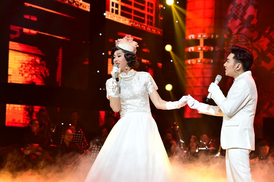 Tiết mục được nhiều người trông đợi khác và cũng là điểm nhấn mang tiếng cười cho khán giả với sự xuất hiện của Hoài Linh trong vai bà xã của Quang Hà qua ca khúc “Mùa thu lá bay”.