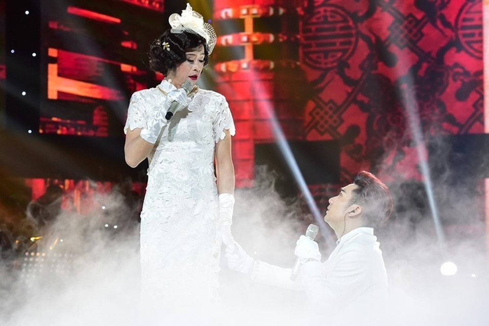 Hoài Linh hóa thành một cô gái bắt gặp người yêu tình tự với người khác ở bữa tiệc. Sau khi “bà xã” nổi điên, đánh ghen ngay tại trận, nam ca sĩ phải quỳ xuống xin lỗi “vợ”.