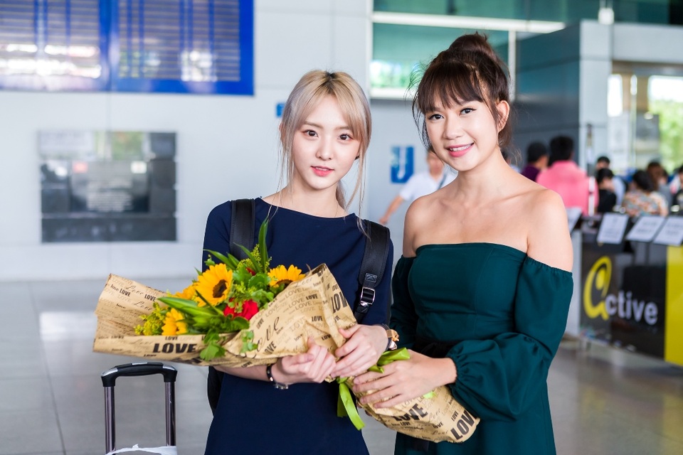 Minh Hà là người trực tiếp ra sân bay đón Nene, được biết trong dự án phim mới này, hotgirl xứ chùa vàng sẽ là “vũ khí” bí mật của cả hai vợ chồng nhà Lý Hải.
