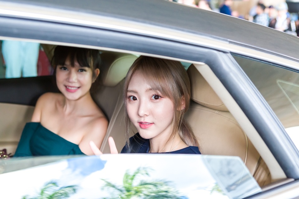 Bà xã Lý Hải cũng xinh đẹp không kém khi xuất hiện cùng hotgirl Nene. Cả hai đều vui vẻ chụp hình, tạo dáng trước mọi người.